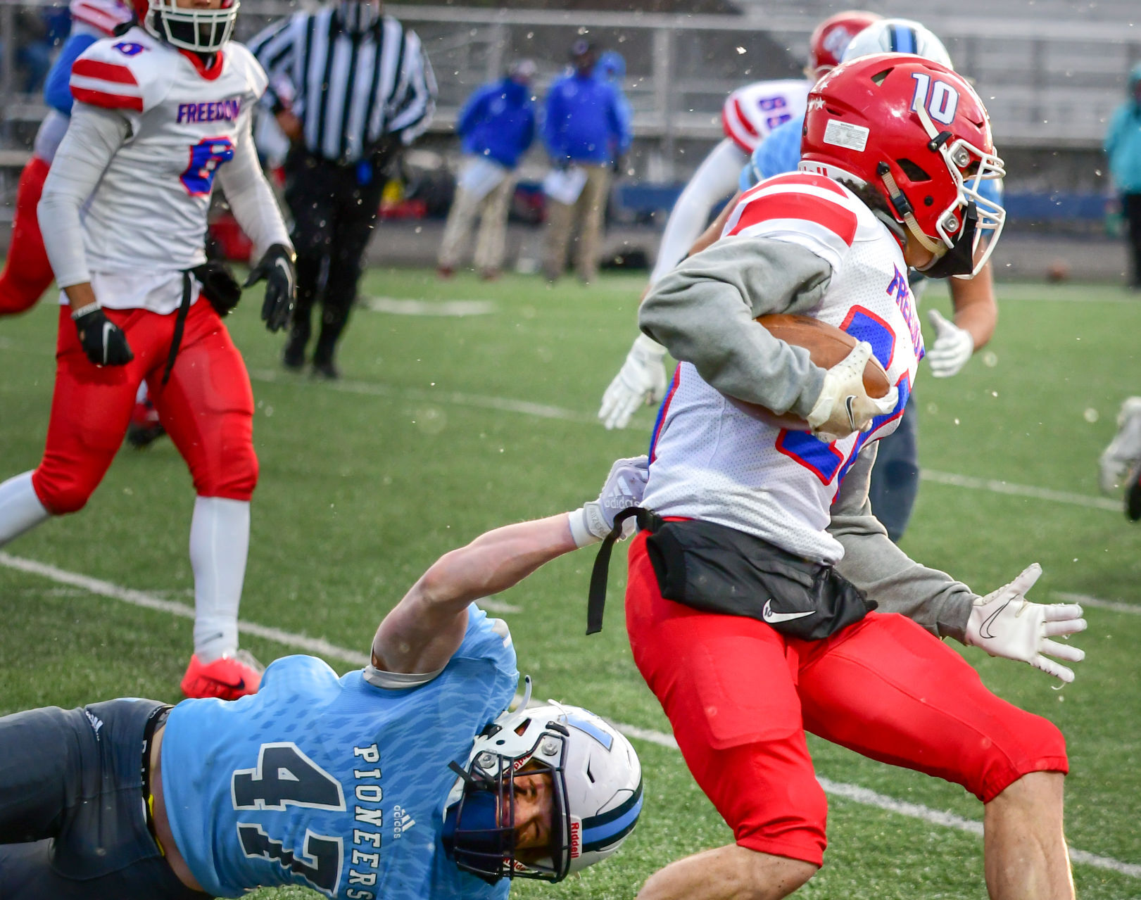 Orlando Leon tackling